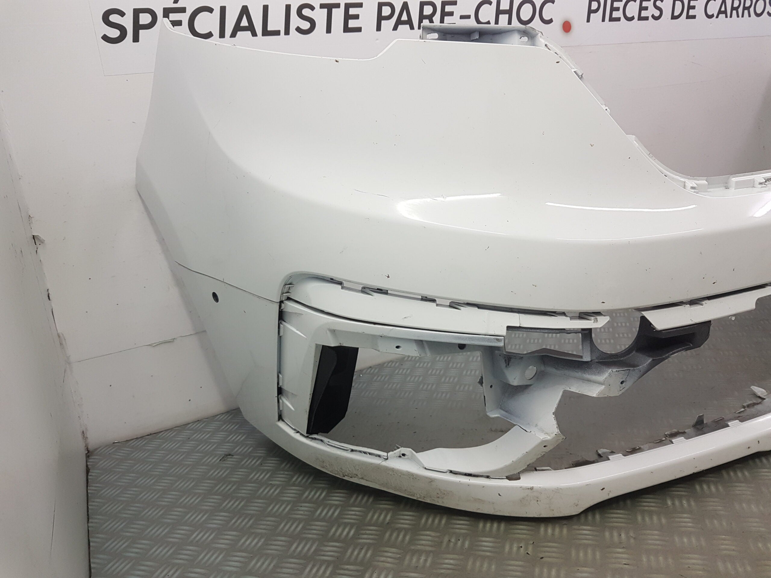 PARE CHOC AVANT RENAULT TRAFIC IV.