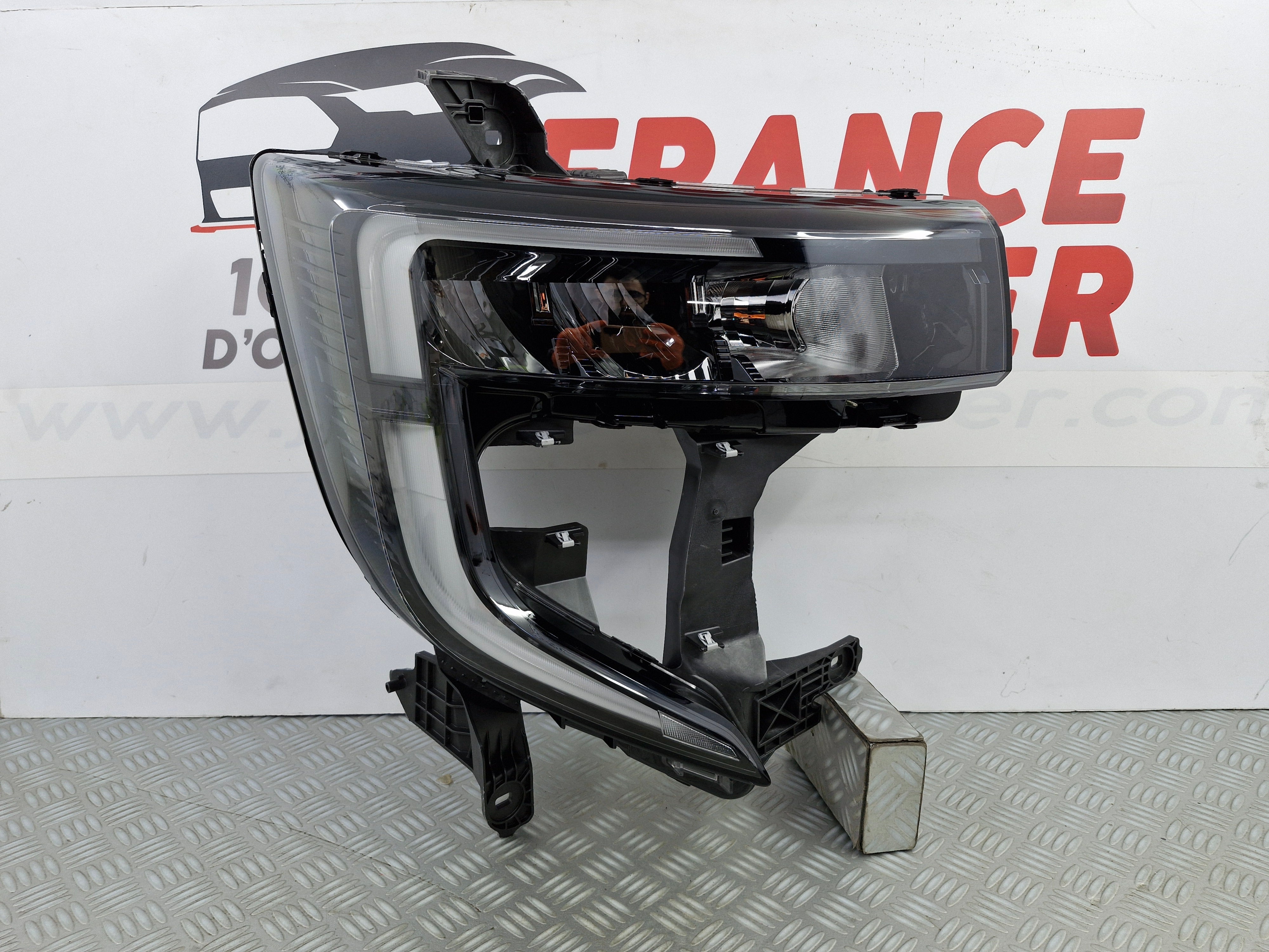 Phare avant droit Renault Master 4 2024 occasion origine sk241